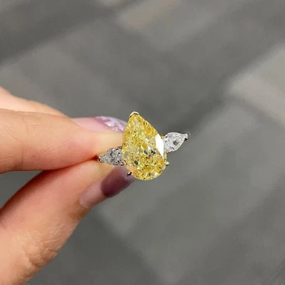 Alianza de oro blanco de 14 quilates con zafiro amarillo natural y diamantes talla pera de 3,80 quilates Foto 1 de 4