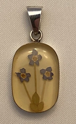 Pingente oval vintage de prata esterlina com design de flor de resina - Imagem 1 de 3