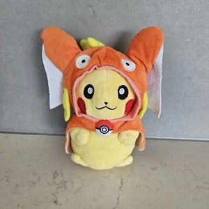 Pokemon Center Hiroshima Limited Japan Pikachu Magikarp Poncho Plush Doll Toy - Foto 1 di 5