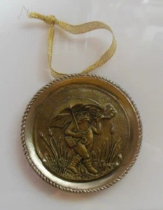 Round Metal Frog Ornament "A frog, He would a"courting go" - Bild 1 von 3