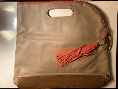 Clutch Vince Camuto bege dobrável de couro - Imagem 1 de 4