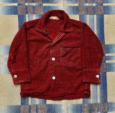 Cuello abotonado vintage de algodón con dientes de perro rojo y negro de los años 50 para niños Foto 1 de 4