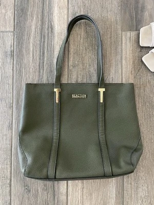 Bolso de Mano Reaction Kenneth Cole Verde con Acentos Dorados Foto 1 de 4
