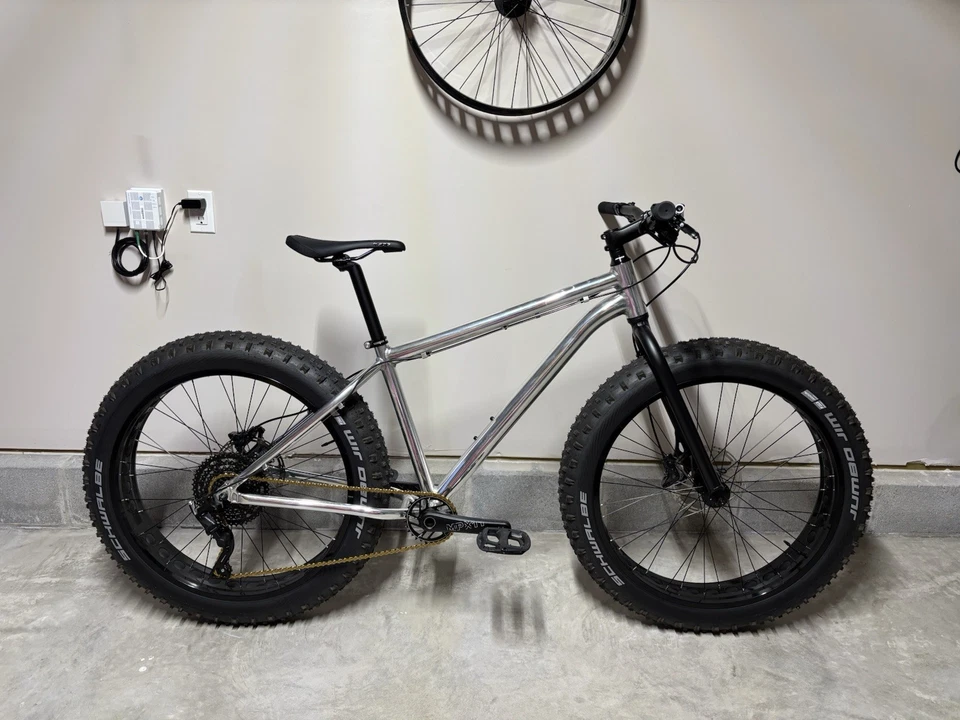 Mongoose Dolomite ALX Fat Bike, Microshift, Neumáticos Schwalbe 26.0x4.0, Spank, MTB Foto 1 de 4