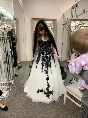 wedding dresses - Image 1 of 4