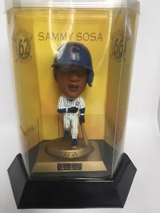 SAMMY SOSA 1998 COMMEMORATIVE FIGURE - Picture 1 of 12