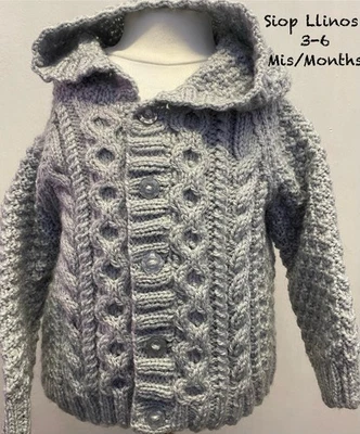 Cardigan giacca lavorato a mano bambino ragazzo/unisex grigio con cappuccio stile Aran 3-6 mesi - Immagine 1 di 3