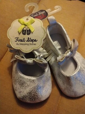 Zapatos de bebé First Steps By Stepping Stones con flecos plateados mocasines talla 3 nuevos con etiquetas Foto 1 de 4