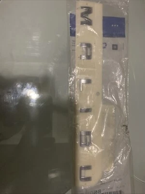 ✅Genuino✅ Placa de identificación emblema Malibu tapa cubierta trasera/baúl cromo Malibu Foto 1 de 2