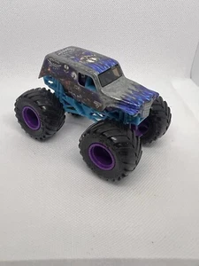 Hot Wheels Monster Jam - Son Uva Digger 1:64 Monster Truck pressofuso - Foto 1 di 5