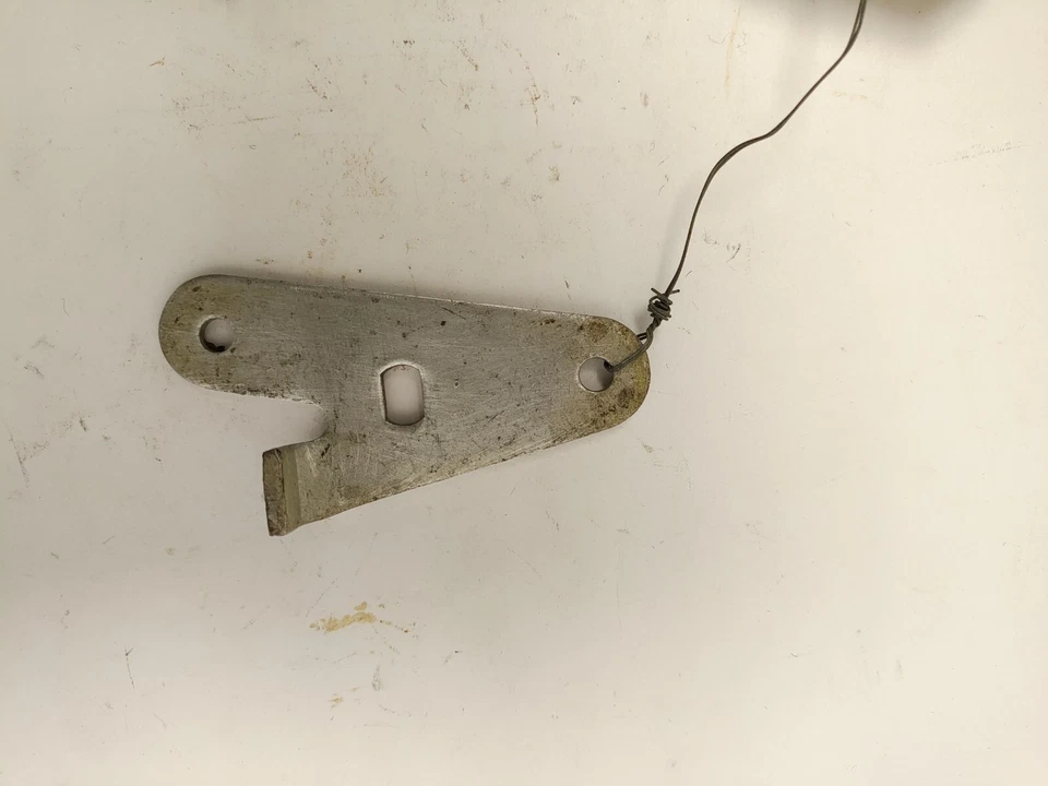 Dodge Plymouth Desoto Deluxe 1939 S-6 P8 Deluxe capó izquierdo manivela de bloqueo nuevo 793910. Foto 1 de 3