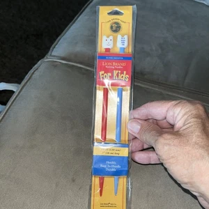 NUEVAS agujas de tejer marca Lion para niños 7 pulgadas tamaño EE. UU. 10 caras rojas azules - Imagen 1 de 8