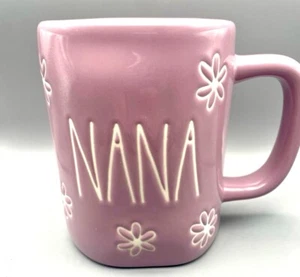 Rae Dunn NANA Tasse Mauve mit vollem Wickel Gänseblümchen Muttertag NEU - Bild 1 von 3