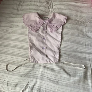 Cuello babero vintage bordado lila frontal de moda Dickie - Imagen 1 de 9