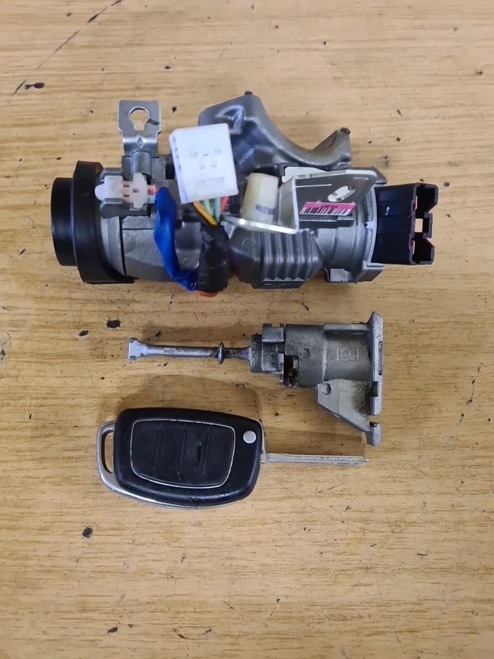 2013 HYUNDAI I40 MK1 FL IGNITION BARREL + DOOR LOCK + KEY - Image 1 of 4