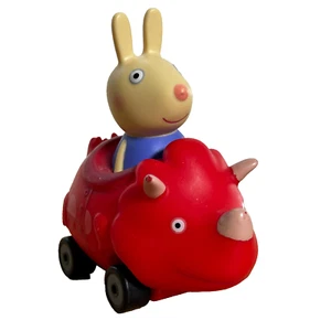 Peppa Pig Free Wheelin Friends Rebecca Rabbit rot Triceratops Fahrzeug Figur - Bild 1 von 6