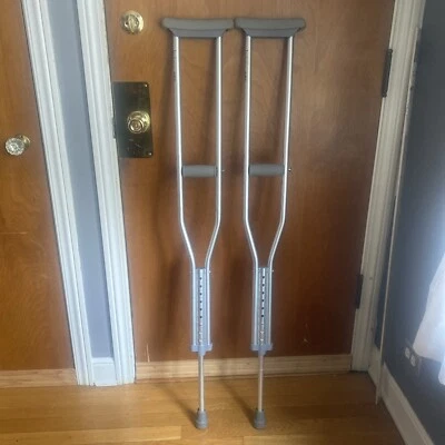 Muletas de aluminio para axilas para adultos - 5,2 a 5,10 pies Usuario Foto 1 de 2