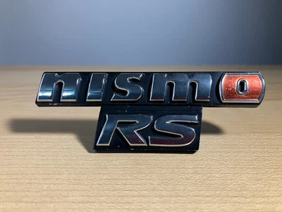 Nissan OEM 2015-2017 Juke NISMO RS 2015-2017 emblema de parrilla delantera 62890-3YW3A insignia usada Foto 1 de 4