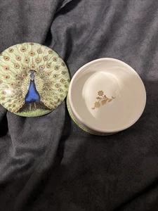 English Bone China Small Round Trinket Box Peacock -Bird - Objets d’ Art Pretty - Picture 1 of 7