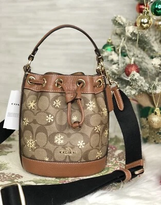 Bolsa balde COACH CE587 Dempsey cordão 15 assinatura lona floco de neve nova com etiquetas - Imagem 1 de 4