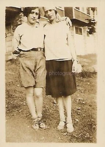 20th CENTURY Vintage SMALL FOUND FAMILY PHOTOGRAPH b+w ORIGINAL 44 40 C - Picture 1 of 1