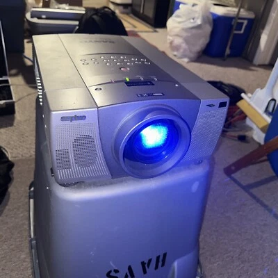 Sanyo PLC-XP30 Large Venue Presentation Projector - PRO xtraX Multimedia -TESTED - Image 1 of 4