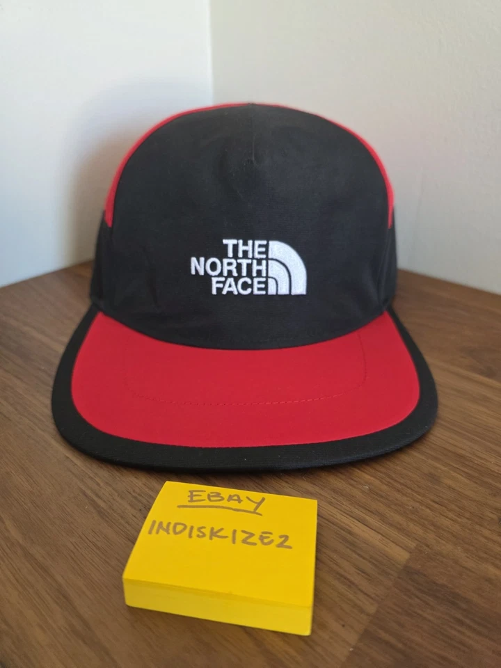 Gorra The North Face Mountain Goretex 5 paneles roja negra unisex con tirantes Foto 1 de 4
