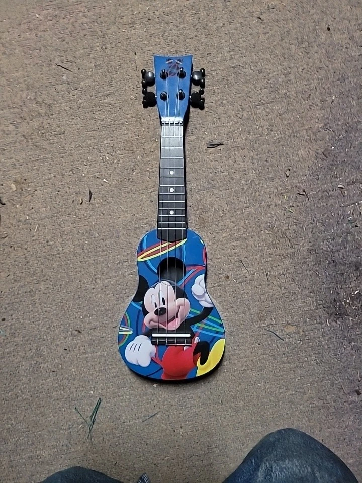 Guitarra Disney Born to Rock Blue Kids 4 cuerdas excelente estado. Foto 1 de 1