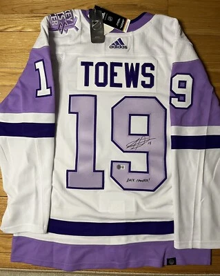 Camiseta Auténtica Firmada por Jonathan Toews Hockey Fights Cáncer Talla 50 Beckett Witnes Foto 1 de 2