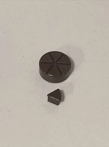 Trivial Pursuit Genus 5 gettoni di ricambio e 7 zeppe pezzi marroni - Foto 1 di 1