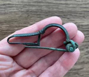 ROMAN. LARGE BRONZE BOW BROOCH COMPLETE WITH SPRUNG PIN, 1ST CENTURY A.D. - Picture 1 of 6