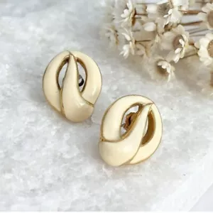 Hermosos pendientes de clip vintage firmados por Monet en tono dorado esmalte crema - Imagen 1 de 6
