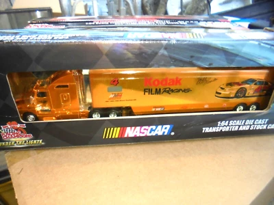 CAMPEONES DE CARRERAS BAJO LAS LUCES BOBBY HAMILTON #4 TRANSPORTADOR (ACABADO METÁLICO) Foto 1 de 4