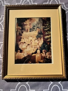 Capilla Precious Moments *Plaza Aleluya* 1993 impresión enmarcada por Sam Butcher - Imagen 1 de 2