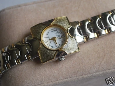 Bonito reloj de vestir Q&Q by Citizen de dos tonos para dama con esfera blanca Foto 1 de 4