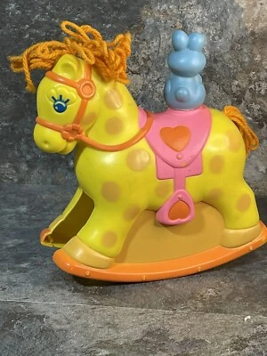 De colección 1981 Mattel Rock-a-Bye Pony Cuna Rail Juguete Caballo Mecedor y Conejo Foto 1 de 4