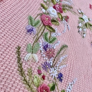 Manta hecha a mano rosa afgano bebé niña 3D floral bordada suave tejido ganchillo - Imagen 1 de 23