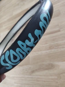 Cubierta de volante de cuero sintético negro Scooby-Doo de dibujos animados clásicos - Imagen 1 de 5