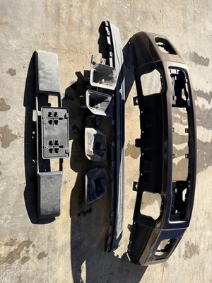 Parachoques delantero F150 2017 con presa de aire y carcasas de luz antiniebla y carcasa de gancho de remolque Foto 1 de 4