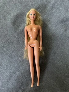 Muñeca Barbie de colección 1966 Malasia pelo largo rubio ojos azules rodillas flexibles - Imagen 1 de 6