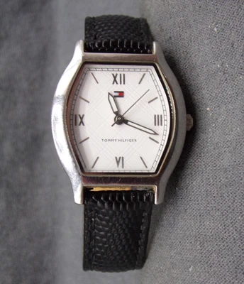 Reloj para mujer TOMMY HILFIGER resistente al agua con batería nueva - ¡Funciona muy bien! a77 Foto 1 de 4