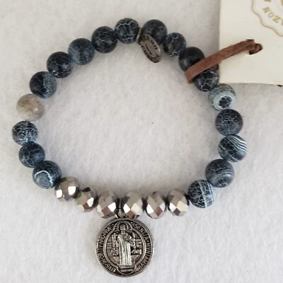 Pulsera de protección y bendición con dije de moneda de San Benito cuentas de ágata gris elásticas Foto 1 de 4