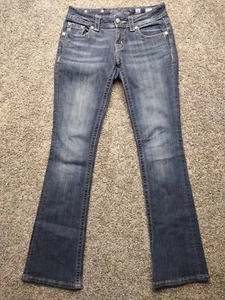 Miss Me Signature Boot Cut Jeans bestickt und Strassdetail Größe 26 gebraucht, in einwandfreiem Zustand - Bild 1 von 18