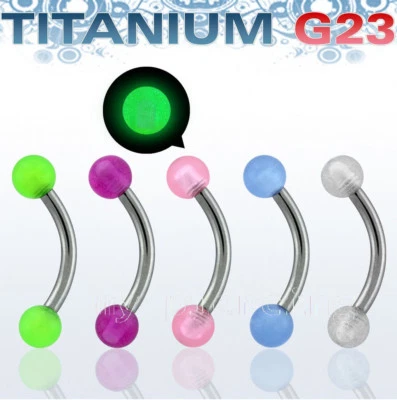 Титановая изогнутая планка G23 со светящимися в темноте шариками кольцо для бровей 16 г 1/4 дюйма - 3/8 дюйма - Изображение 1 из 2