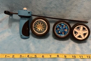 Raro Jakks Pacific Motocicleta Fly Wheels Konig Blanco Azul Cromo Estilo Beyblade - Imagen 1 de 10