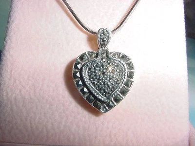 ** Bonito colgante de doble corazón de marcasita de plata S. con cadena ** Foto 1 de 2