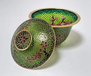 VINTAGE CHINESE PLIQUE A JOUR ENAMEL CLOISONNE LIDDED BOWL - Picture 1 of 15