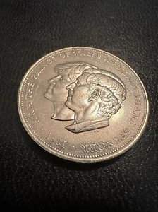 BRITISH ROYAL WEDDING Authentic Crown1981 Charles Princess Di Commemorative Coin - Picture 1 of 2