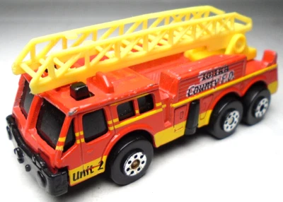 2003 MAISTO TONKA COUNTY FIRE DEPT. UNIT 2 RED 1:64 DIECAST 3" LADDER FIRE TRUCK - Image 1 of 4