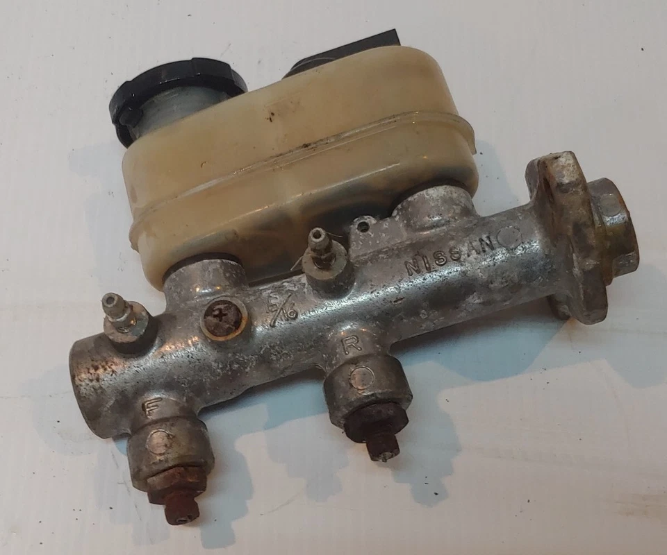 Conjunto de cilindro maestro de freno Datsun 280zx L28 1982-1983 Foto 1 de 4